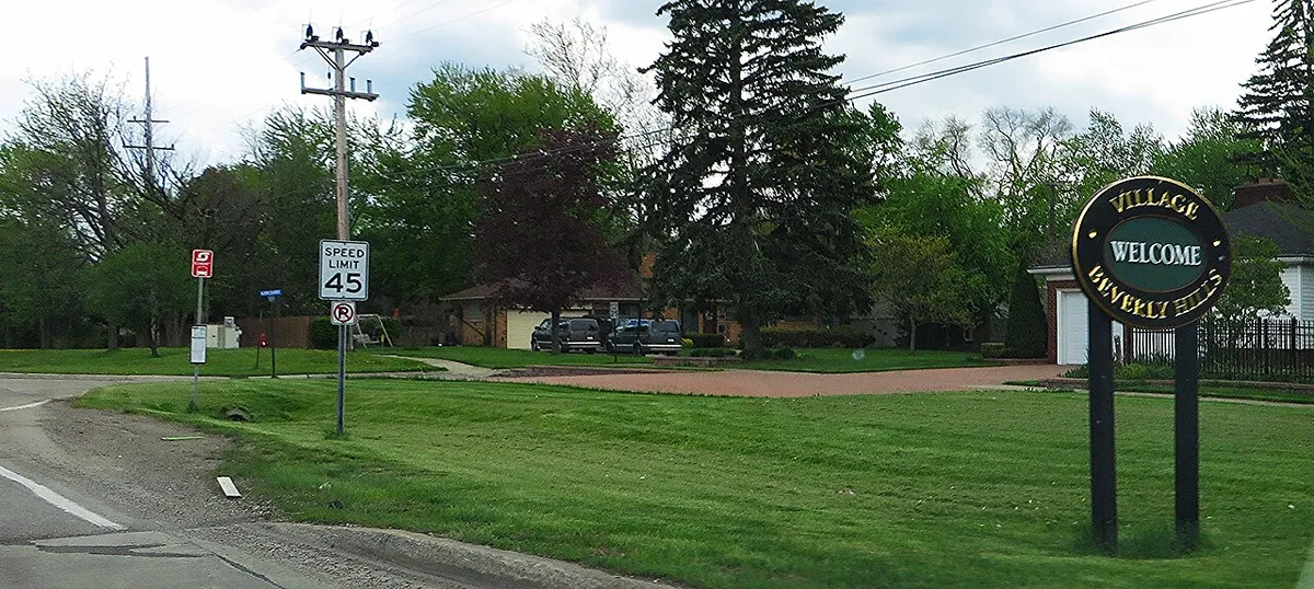 Beverly Hills village gateway, Michigan